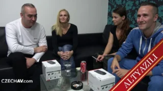Vahşi Bakışları Olan Üvey Annesinin Gizli Resimlerini Çekerken Yakalandı ve Boşaldı